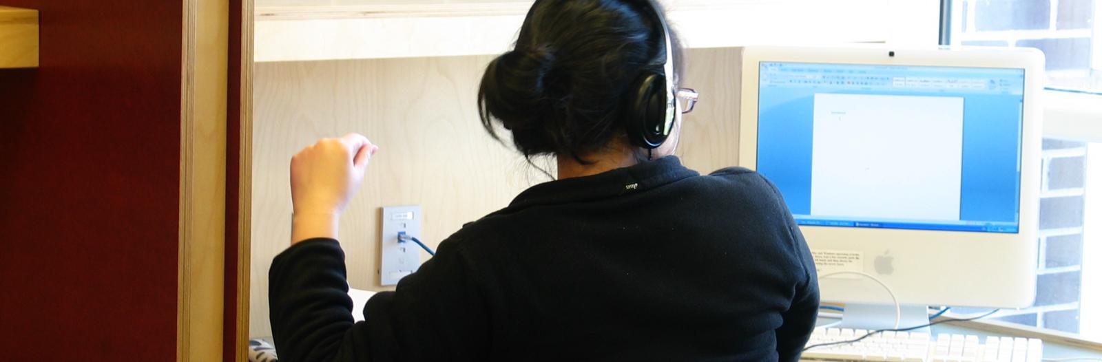A student writes a paper in Kistle Science Library