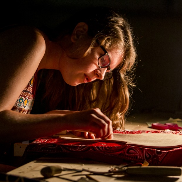 Katie Krainc ’17 crafts a Baroque violin.