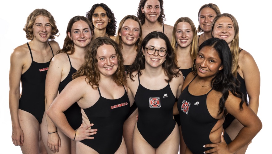 Members of the Grinnell women's swimming and diving team