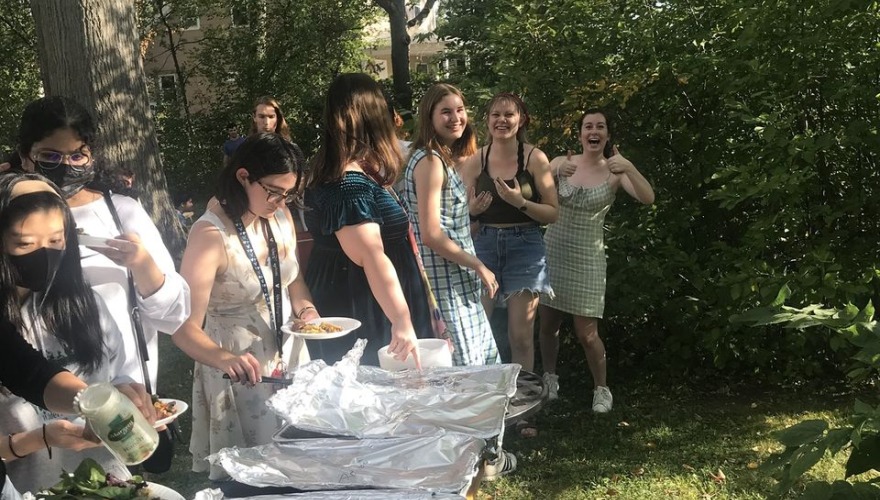 The Grinnell Singers enjoy a picnic lunch
