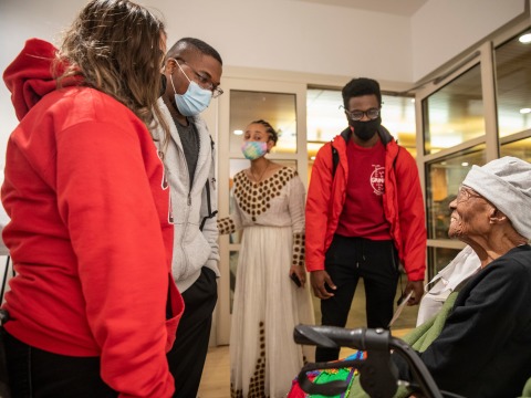 Edith Renfrow Smith talks with students