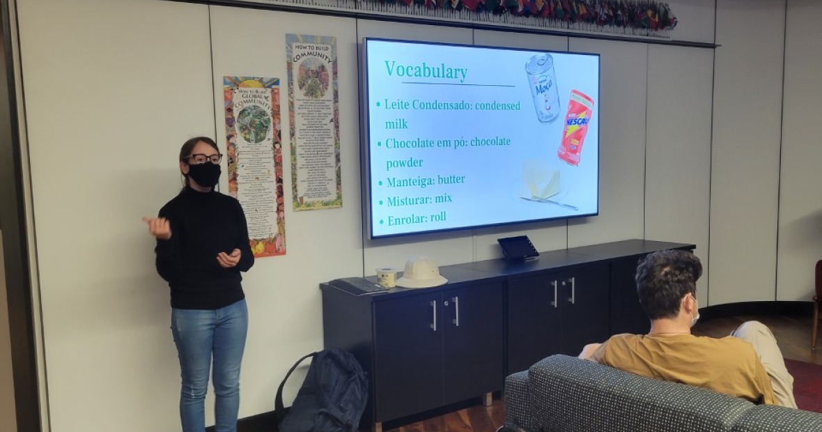 Student discussing a recipe with vocabulary translated from Portuguese to English