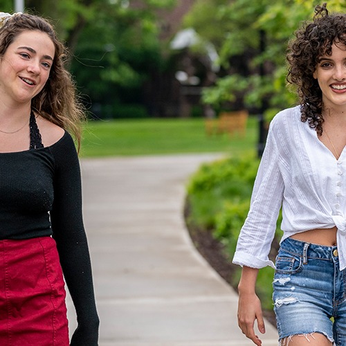 Lauren Miller ’21 and Antonella Diaz ’23 walking on campus