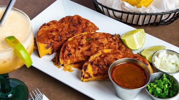 El Cascabel taco plate