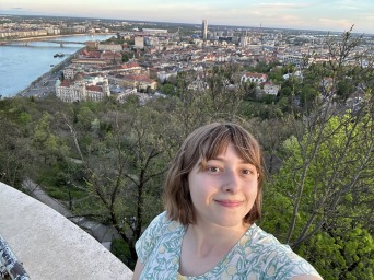 I take a selfie with the green mountain to my back.