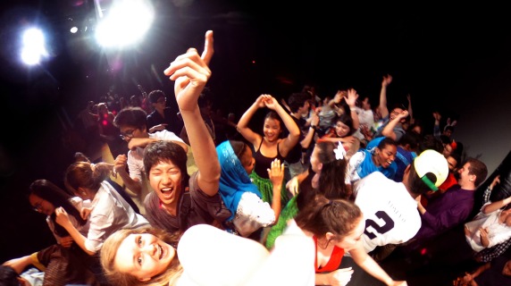 Students dancing at a Harris event.