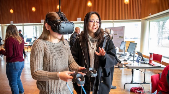 Students use virtual reality set